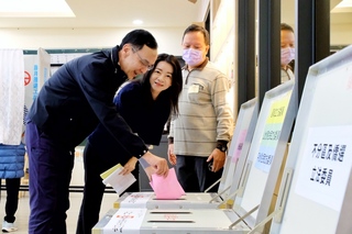 朱立倫桃園投票  籲民眾展現民主