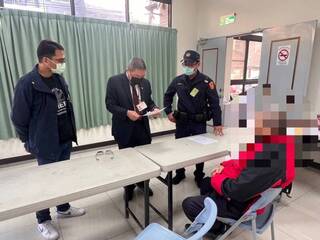 台南老翁攜手機進場投票又接聽電話 函送裁處