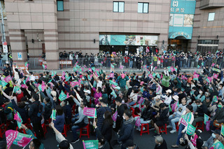 賴清德競總外湧進支持者  關注開票進度