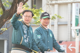 徐富癸謝票民眾贈向日葵 期待照亮屏東、向著民眾