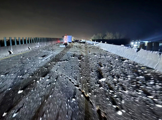 砂石車翻覆砂石洩滿路面 台61線伸港段南下剩內車道