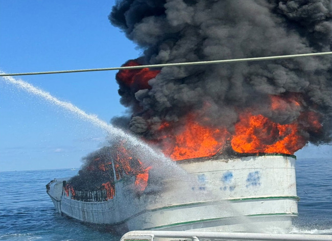 龜山島海域1漁船起火 海巡派巡邏艇滅火2人獲救 | 華視新聞