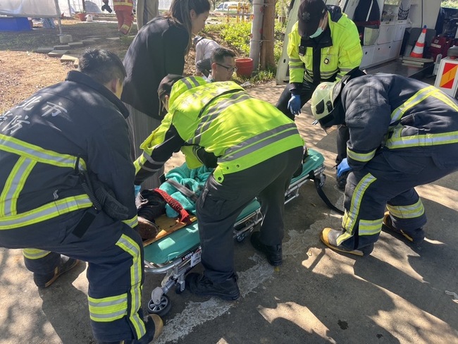 三芝65歲男捲入耕耘機 雙腿遭割斷送醫急救 | 華視新聞