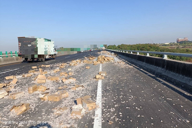 拖板車掉落大量磁磚  國1路竹段交通受影響 | 華視新聞