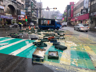 女駕駛追撞小貨車 新北汐止大同路蛋液流滿地