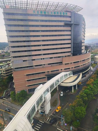 輔大醫院天橋銘版揭牌  未來連接校區更安全