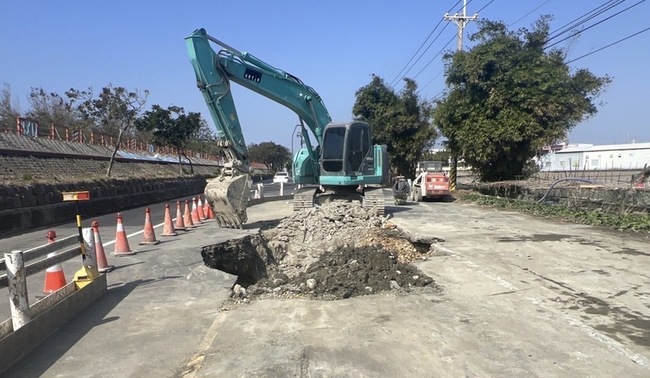 選舉期間違反道路禁挖規定 中市府開罰4件 | 華視新聞