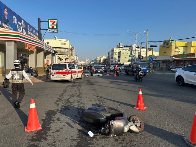 高雄姊妹機車雙載遭貨車撞上 後座妹妹當場不治 | 華視新聞