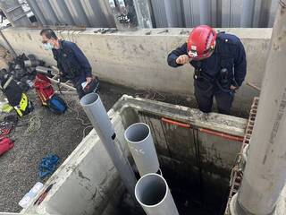 高雄排污工廠2工人疑吸入沼氣受困 救出昏迷送醫