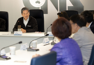 海外華人自媒體觀選團參訪中央社  關注認知作戰