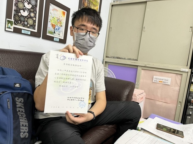 自閉症技職生不把障礙當阻礙 吳亞逸助人獲三敬楷模 | 華視新聞