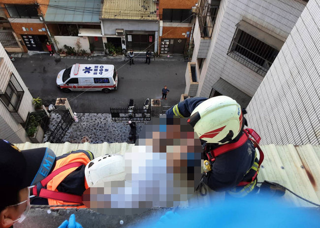 女子雙腳懸空躺民宅5樓遮雨棚  送醫急救仍不治 | 華視新聞