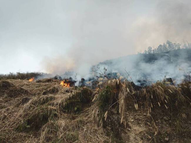 竹縣石鹿部落火警 燃燒面積達1公頃殘火處理中 | 華視新聞