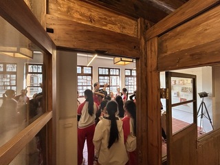 永樂國小學童逛郭怡美書店 認識大稻埕老屋與歷史