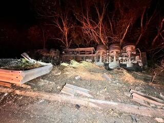 國3南下西湖段砂石車翻覆駕駛擦挫傷 疑爆胎釀禍