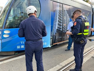 高雄輕軌遭機車擦撞受損 騎士手腳擦挫傷