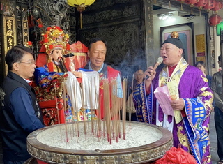 郭台銘現身板橋慈惠宮 參加安座典禮