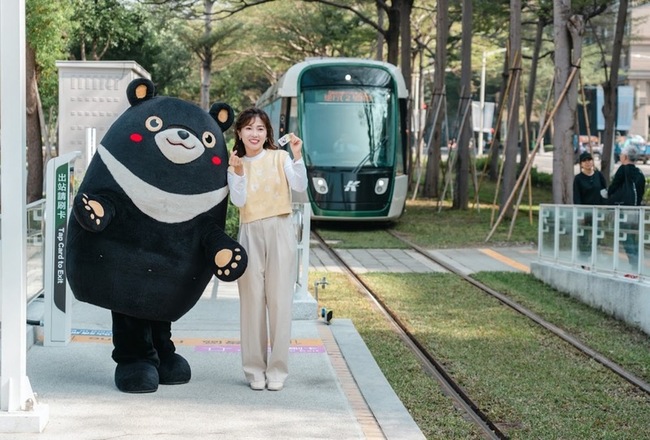 宣導輕軌進出站刷卡 高市府發言人與高雄熊拍短片 | 華視新聞