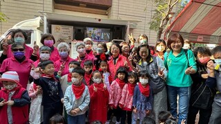 高雄五甲老人活動中心辦聯歡 祖孫共舞樂慶春節