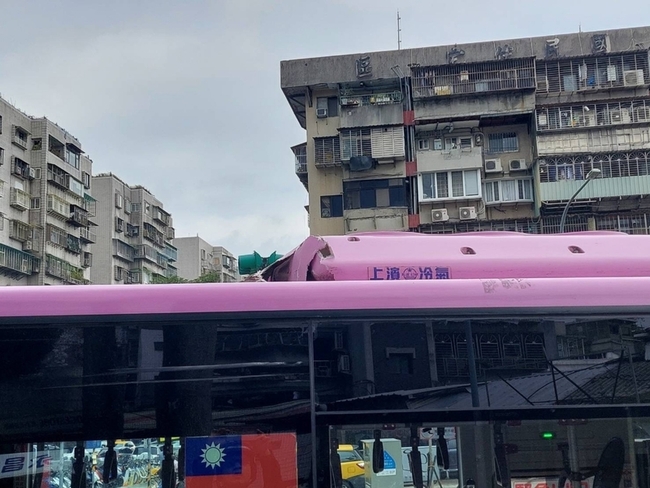 北市工地外吊車吊臂砸毀公車車頂 無人受傷 | 華視新聞