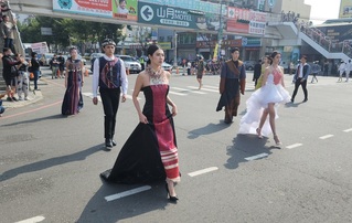 模特兒穿南投創新原住民族服 街頭走秀吸引圍觀