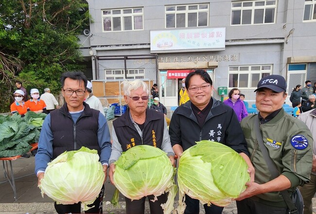 澎湖烏崁高麗菜王比賽  單顆最重18.8斤封王 | 華視新聞