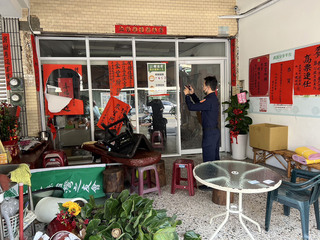 屏北立委鍾佳濱甫連任服務處遭破壞 警方追查