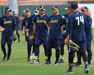 陳俊秀轉戰兄弟開訓亮相 笑稱感覺像回台第1年