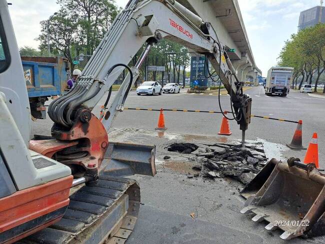 高雄楠梓路面坑洞害車損 市府開挖釐清原因 | 華視新聞