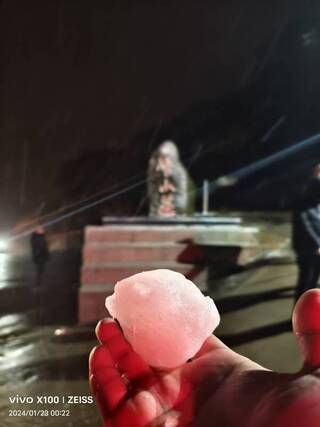 馬祖罕見下雪  民眾深夜衝山賞雪直呼感動