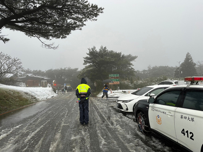 陽明山下雪啟動交管  北市警：交通順暢無開罰 | 華視新聞