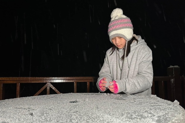 桃園拉拉山飄雪  遊客撲空多次終實現女兒夢想 | 華視新聞