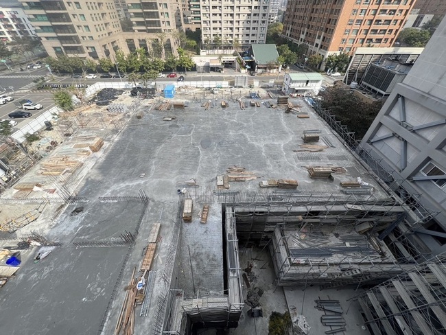 高雄聯醫新建北側大廳助人潮分流 估114年中完工 | 華視新聞