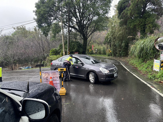 寒流發威陽明山下雪  淡水警啟動交通管制 | 華視新聞