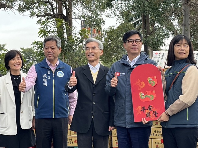 陳其邁年前慰勞清潔隊 指逐步提升福利 | 華視新聞