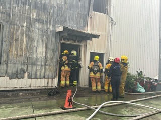 高雄三民區電池倉庫火警 警消撲滅火勢