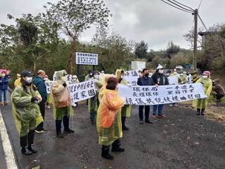 苗縣龍津里民拉布條抗議  反對設置廢棄物轉運站