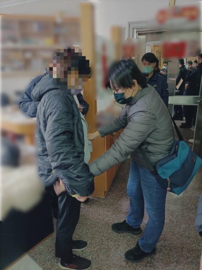 受雇清潔家戶逾6年 台南女竊取金磚金飾遭逮 | 華視新聞