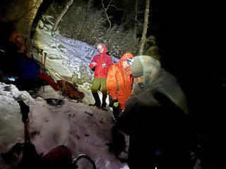 攀登台中池有山失溫迷航  消防局救援2人下山