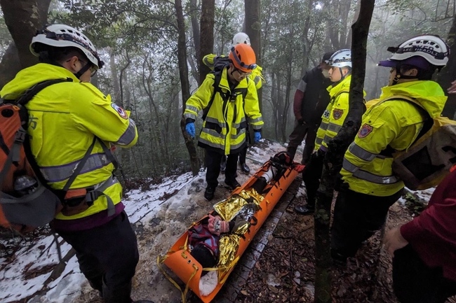 女子上山追雪滑倒扭傷腳  桃園消防搬運下山送醫 | 華視新聞