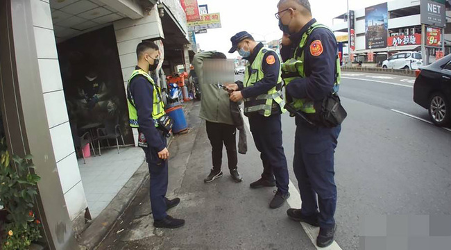 離家少年3天步行50公里欲返屏東 警發現送回得救 | 華視新聞