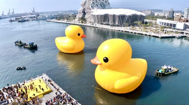 黃色小鴨入港4萬人爭睹  小朋友扮鴨寶寶比賽爬行 | 華視新聞