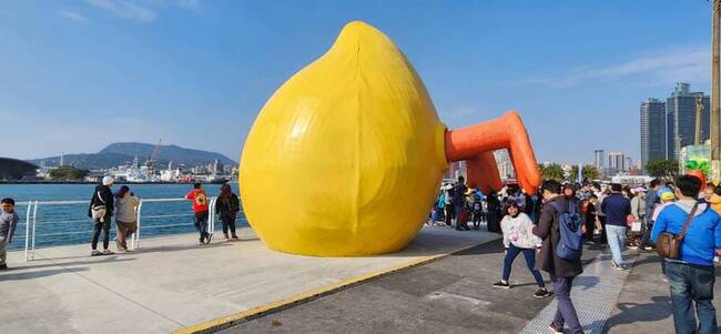 黃色小鴨跌倒被拍糗照？ 高市府澄清為裝置藝術 | 華視新聞