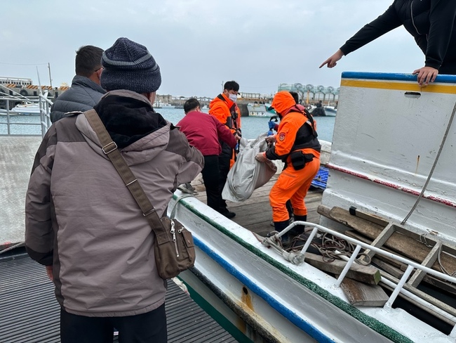 61歲漁民吉貝漁港巡看漁船 疑遇強風落海溺斃 | 華視新聞