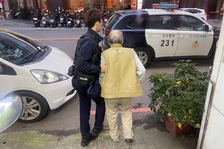 7旬翁外出疑天冷四肢無力倒地  桃園警護送回家