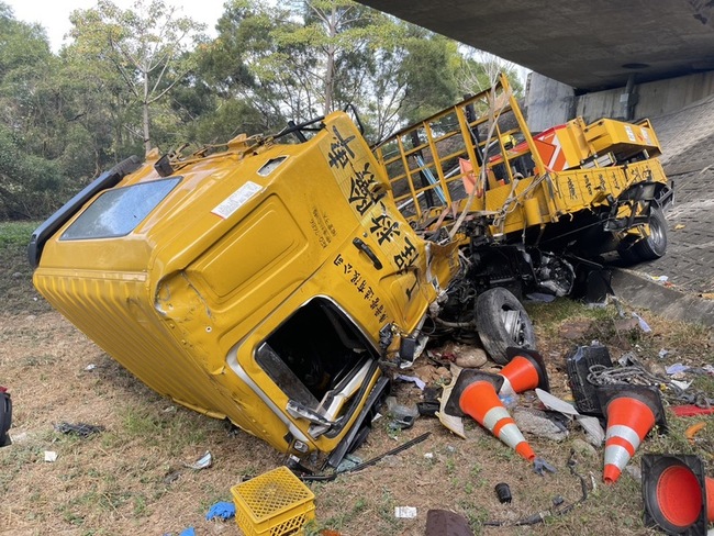 國3工程緩撞車疑遭撞翻落平面道路 1命危1重傷 | 華視新聞