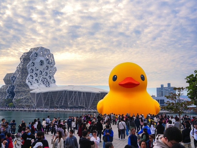 2天破60萬人次湧入 高雄冬日遊樂園爆黃色小鴨狂潮 | 華視新聞