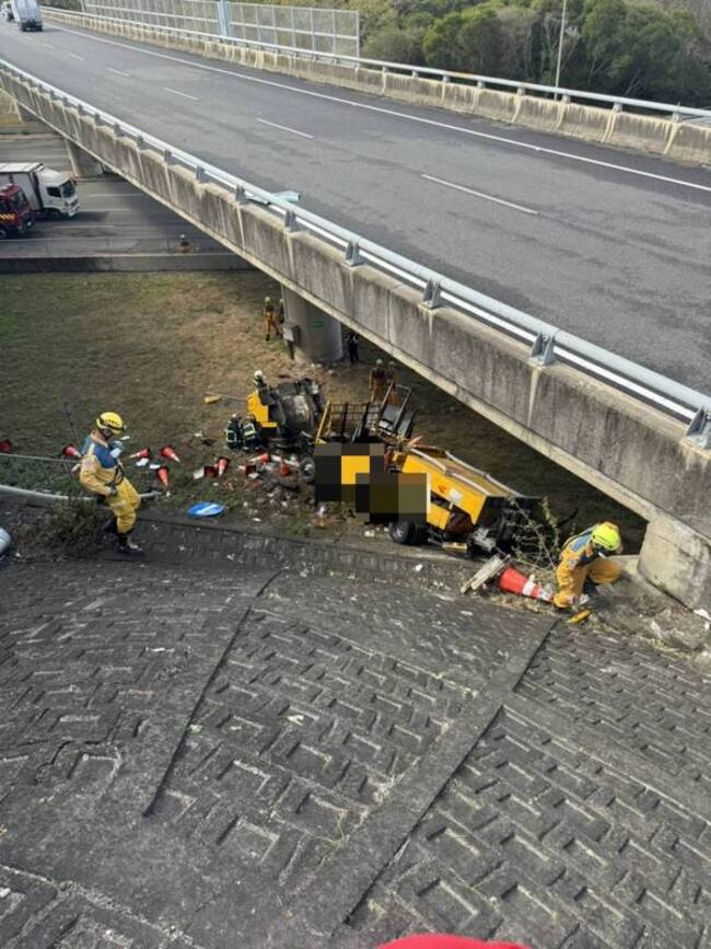 國3工程緩撞車翻落9公尺深橋下 1人送醫不治 | 華視新聞