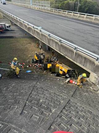 國3工程緩撞車翻落9公尺深橋下 1人送醫不治