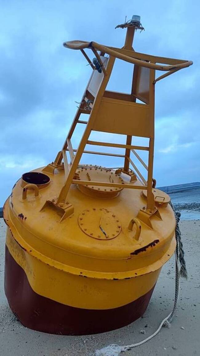 澎湖海域發現飄流黃色燈標 海保署帶回了解用途 | 華視新聞
